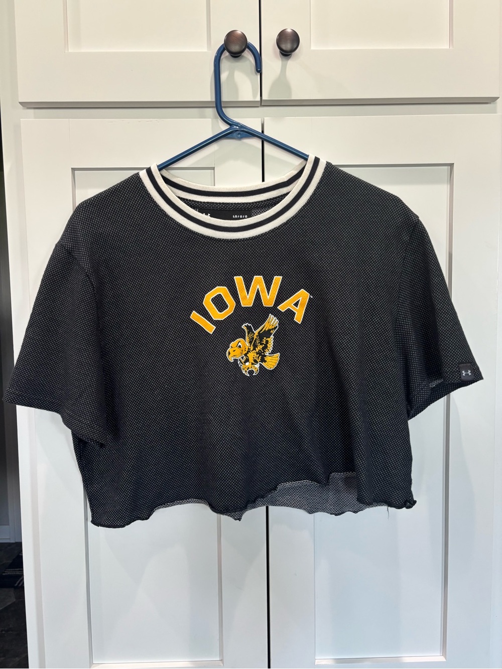 Under Armour Iowa Hawkeyes Black & Gray Short Sleeve Tee - Yellow Logo - Picture 4 of 4